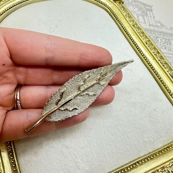 Vintage Gold Tone Leaf Brooch Pin Signed BSK - Picture 3 of 5